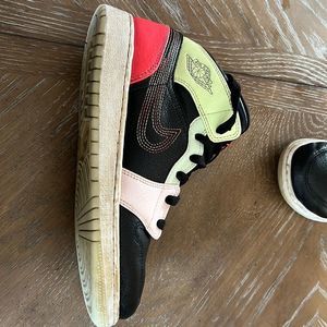 Air Jordan 1 mid, sz 6.5Y